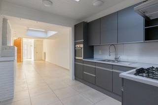 Energiezuinig huisje op centrale ligging...<br /><br />Dit pand is grondig en met zorg gerenoveerd. Bij het binnenkomen valt al onmiddellijk op dat dit een lichtrijk huis is, mede door de grote dakkoepel die het zonlicht overvloedig binnenbrengt. Vooraan de woning is een gastentoilet, technische berging en de toegang tot de kelder. Achterliggend vinden we een diepe leefruimte terug, die overvloeit in een open, ingerichte keuken, met aansluitend een moderne badkamer met inloopdouche en lavabomeubel. Om de tuin te bereiken, gaan we door een extra polyvalente ruimte met aansluiting voor de wasmachine en droogkast. Van hieruit is er een open zicht op de tuin, die netjes en onderhoudsvriendelijk is aangelegd.<br />Op de eerste verdieping is een bureauruimte en eerste slaapkamer aanwezig. Op de tweede verdieping is nog een slaapkamer en een bureel ingedeeld.<br />In de straat kan je als bewoner GRATIS parkeren met een bewonerskaart.<br /><br />CV op gas<br />Overal dubbele beglazing! <br />Dak vernieuwd en geisoleerd. Zeer goed EPC!