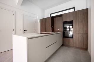 Residentie Luppen: kleinschalig renovatieproject nabij het Groen Kwartier<br /><br />Nabij het Groen Kwartier bevindt zich dit kleinschalig renovatieproject, op wandelafstand van scholen, winkels, openbaar vervoer en sfeervolle horecazaken. <br />Dit hippe project omvat 6 appartementen en 1 penthouse, met verschillende indelingen en keuze uit 1 of 2 slaapkamers, met oppervlaktes variërend van 50 tot 80 m². Elk appartement beschikt over een aangenaam, zuidgericht terras met uitzicht op het woonerf De Confiserie.<br /><br />De appartementen worden afgewerkt met kwalitatieve en duurzame materialen en zijn energiezuinig (zonnepanelen, vloerverwarming, ventilatiesysteem). Bovendien zijn alle appartementen volledig geschilderd en dus onmiddellijk instapklaar.<br /><br />Info en verkoop:<br />De verkoop geschiedt onder BTW op het constructieaandeel en registratierechten op het grondaandeel.<br />De aankoop van een kelderberging is verplicht (prijzen vanaf 4.500, exclusief aankoopkosten).<br />Optioneel kan er een ondergrondse autostaanplaats worden aangekocht.<br />Voor meer info: bel Karin op 0486/97 84 27 of mail karin@reds.be