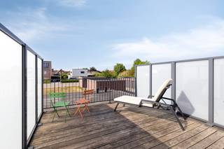 Gezellig, instapklaar en energiezuinig appartement met 1 slaapkamer, prachtig zonneterras, carport en 2 extra staanplaatsen te koop in Hooglede.Dit uiterst verzorgde en instapklare appartement op de eerste verdieping van de kleinschalige residentie "Den Ondank" bevindt zich op wandelafstand van de markt van Hooglede. Met een bewoonbare oppervlakte van ca. 90 m², een uitstekende energiescore (EPC-label A) en een schitterend terras geniet u hier van ruimte, comfort en rust. Het betreft een recent appartement van 2017 en is een uitstekende keuze voor zowel eigen bewoning als investering.De gezellige leefruimte sluit naadloos aan op de volledig uitgeruste open keuken. Via het grote schuifraam bereikt u het ruime terras van maar liefst 10 m², waar u in alle privacy kunt genieten van zowel de ochtend- als avondzon. Een ideale plek om te ontspannen of gezellig te tafelen.Het appartement omvat verder een inkomhal met gastentoilet, een ruime slaapkamer en een aansluitende badkamer voorzien van een douche en een lavabomeubel.Een absolute meerwaarde zijn de parkeerfaciliteiten: een carport én twee bijkomende privatieve staanplaatsen achter het gebouw zijn inbegrepen. De carport is bereikbaar via de Bakkerijstraat en bevindt zich vlak bij de achteringang van het gebouw, wat bijzonder praktisch is na het boodschappen doen. Parkeren is hier nooit een probleem. Daarnaast beschikt de residentie over een lift en een gemeenschappelijke berging voor fietsen en klein materiaal.De centrale ligging combineert het gemak van alle dagelijkse voorzieningen op wandelafstand, zoals een supermarkt, bakker, slager, apotheek en bibliotheek. Ook banken, horeca en openbaar vervoer bevinden zich in de directe omgeving. Met de wagen geniet u bovendien van een vlotte verbinding naar het Mammoet Center, de Ring rond Roeselare en de E403 richting Brugge en Kortrijk.Bent u op zoek naar een gezellig, instapklaar en energiezuinig appartement met een prachtig terras en uitzonderlijk veel parkeergelegenheid? Dan is dit een unieke opportuniteit die u niet wilt missen. Dit recente appartement is zonder twijfel een uitstekende keuze, zowel voor eigen bewoning als investering. Contacteer ons vandaag nog voor meer informatie of plan uw bezoek in en ontdek zelf alle troeven van dit mooie appartement.Neem vandaag nog contact op voor een bezoek!Bestuursmaatregelen in het maatregelenregister: nee