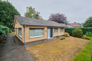 Rustig gelegen gezinswoning met 3 slaapkamers op een perceel van ruim 890m². De woning is gelegen is een rustige wijk dicht bij het centrum van Eksel. In 1973 werd deze woning opgetrokken en is voorzien van een stookolie cv installatie, garage en carport. Qua locatie is de woning strategisch gelegen tussen Eindhoven, Valkenswaard en Hasselt. Deze steden zijn zeer gemakkelijk te bereiken door de rechtstreekse verbinding met de Noord-Zuid verbinding.<br /><br />De indeling van de woning is als volgt:<br /><br />KELDER: <br />- Berging + CV<br /><br />GELIJKVLOERS:<br />- Inkom<br />- Living en eetkamer <br />- Keuken<br />- Bijkeuken <br />- Nachthal<br />- WC <br />- Badkamer <br />- Slaapkamer 1<br />- Slaapkamer 2 <br />- Slaapkamer 3 <br /><br />ZOLDER:<br />- Bergzolder<br /><br />TROEVEN:<br />- Gelijkvloers<br />- Prachtig perceel met veel groen<br />- Garage en carport <br />- Veel natuurlijk licht
