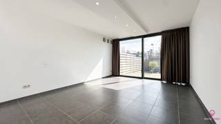 Bij ImmoFusion 7/7 open huis: klik op onze 3D-tour en ervaar vastgoed alsof je er zelf doorloopt.<br /><br />Bent u op zoek naar een veelzijdige woning in het bruisende hart van Beringen-Centrum, vlak bij winkels, restaurants en openbaar vervoer? Dan is deze recent gerenoveerde woning een unieke kans.<br /><br />Bij het betreden van het pand vallen meteen de twee aparte toegangen op: een trap naar boven naar het appartement en een deur naar het gelijkvloerse woongedeelte met één slaapkamer. Deze indeling maakt het perfect mogelijk om verschillende functies te combineren onder één dak, met behoud van privacy.<br /><br />Het gelijkvloers werd recent vernieuwd en dat merkt u meteen. U komt binnen in een gezellige leefruimte die ook perfect kan dienen als eetkamer. Aansluitend bevindt zich de volledig nieuwe keuken met moderne afwerking en kwaliteitsvolle materialen. Achter de keuken is er momenteel een toilet met lavabo, evenals een ruimte die reeds voorbereid is om ingericht te worden als badkamer, volledig naar eigen wens. Achteraan vindt u een ruime slaapkamer met veel natuurlijk licht en een rustgevend uitzicht op het gezellige stadstuintje, waar het heerlijk vertoeven is.<br /><br />Via de trap aan de voorzijde bereikt u het appartement. Hier komt u binnen in een aangename leefruimte met eigen keuken. Van hieruit heeft u toegang tot het terras op de eerste verdieping, een fijne plek om te genieten van zon en rust. Op de verdieping erboven bevindt zich een zeer ruime slaapkamer en een badkamer met douche, wat zorgt voor comfortabel en zelfstandig wonen.<br /><br />Deze woning is ideaal voor een koppel of alleenstaande die op zoek is naar flexibiliteit in gebruik, maar ook bijzonder geschikt voor wie wonen en werken wil combineren. De woning is momenteel een woonst, maar biedt duidelijke mogelijkheden voor een bureau of praktijk aan huis, zoals bijvoorbeeld voor een schoonheidsspecialiste. Een eigen handelsruimte van minder dan 100 m² is immers niet vergunningsplichtig, waardoor de koper de mogelijkheid heeft om aan te kopen aan 2% registratierecht.<br /><br />Dankzij de centrale ligging geniet u van alle voordelen van het stadsleven, terwijl Beringen ook tal van groene ruimtes en recreatiemogelijkheden te bieden heeft.<br /><br />Pluspunten van deze woning zijn de ligging in het centrum, parkeermogelijkheden voor het gebouw, de mogelijkheid tot combinatie van wonen en handelsruimte van ongeveer 50 m², de instapklare staat waarbij kopen echt verhuizen is, het gezellige stadstuintje en het terras op de eerste verdieping.<br /><br />Voor een bezichtiging ter plaatse of meer informatie kan u ons bereiken op 078/78.78.70, of kom gerust langs op kantoor. U bent steeds welkom bij ImmoFusion.<br /><br />Pluspunten :<br />- In het centrum<br />- Parkeermogelijkheden voor het gebouw<br />- Mogelijkheid tot app en handelsruimte van 50m²<br />- Volledig instapklaar <br />- Stadstuintje<br />- Terras op de 1ste verdieping<br />-2% RR!!<br /><br />Voor een bezichtiging ter plaatse of meer info, bel ons op 078/78.78.70, of kom gewoon binnen op ons kantoor, steeds welkom!