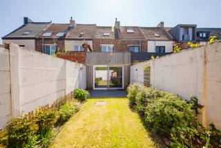 Ligging<br /><br />Deze charmante woning is gelegen in Sint-Amandsberg, op korte afstand van Gent-Dampoort en op fietsafstand van het centrum van Gent. Dankzij de uitstekende ligging bevinden winkels, scholen, openbaar vervoer en dagelijkse voorzieningen zich in de directe omgeving. Een ideale locatie voor wie centraal wil wonen met alles binnen handbereik.<br /><br />Indeling<br /><br />Deze woning werd in 2019 gerenoveerd en biedt een warme, instapklare thuis met een praktische indeling. Op het gelijkvloers vindt u een gezellige leefruimte met open keuken, een badkamer, een apart toilet en directe toegang tot een mooie zonnige tuin, een absolute troef om van buitenruimte en rust te genieten.<br /><br />Op de eerste verdieping bevindten zich twee slaapkamers, op de tweede verdieping is er nog een ruime slaapkamer te vinden. <br /><br />Troeven<br /><br />Gerenoveerd in 2019<br />3 ruime slaapkamers<br />Gezellige leefruimte met open keuken<br />Zonnige tuin<br />Badkamer op het gelijkvloers + apart toilet<br />Goede ligging nabij Gent-Dampoort<br />Fietsafstand van centrum Gent<br />Winkels en openbaar vervoer in de buurt<br /><br />Deze prijs is een vanaf prijs.<br /><br />Een charmante en instapklare woning met tuin op een uitstekende locatie — ideaal voor wie comfortabel wil wonen nabij Gent.<br /><br />Interesse? Voor meer info en/of bezoek bel Arthur: 0473 90 90 94