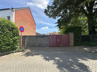 <p><span>Zeer rustig gelegen bouwgrond (623m²) voor de realisatie van een ruime halfopen bebouwing met veel lichtinval en een gevelbreedte van 6,52 meter. Afmetingen bouwperceel: breedte straatkant 9,58 meter, breedte tuin achteraan 17,71 meter, gemiddelde diepte perceel 44,6 meter. Volgende bouwvoorschriften zijn hier van toepassing: 17 meter bouwdiepte op het gelijkvloers, 13 meter op de eerste verdieping en 9 meter onder het schuine dak. De achtertuin kan via een zijweg rechts naast de bouwvrije zijtuinstrook van de op te richten woning volledig ontsloten worden. Volgens de verkavelingsvoorschriften behoort het plaatsen van een zwembad in de achtertuinstrook tot de mogelijkheden. Met zijn ligging in een rustige straat, vlak naast de muur en het groen van het Heemmuseum Bystervelt , op wandelafstand van school, openbaar vervoer en centrum is deze locatie de ideale locatie om uw droomwoning te realiseren. </span></p><p><span> </span></p><p><span>Troeven:</span></p><p><span> </span></p><p><span>+ rustige en groene omgeving</span></p><p><span>+ realisatie van ruime woning met veel lichtinval mogelijk</span></p><p><span>+ centrum, openbaar vervoer en school op wandelafstand</span></p><p><span>+ goede verbinding naar A12 en E19</span></p><p><span> </span></p><p><span>Kom niet 'TE LAET' en maak een afspraak via info@immodelaet.be of 03/644.00.88.</span></p><p><span> </span></p>