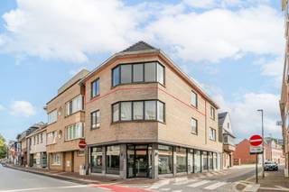 Dit ruim appartement is gelegen op de tweede verdieping van een kleinschalig appartementsgebouw in het centrum van Beerse.

Het appartement omvat een inkomhal met vestiaire en toilet, een badkamer, een leefruimte met open keuken en 3 slaapkamers op de duplex verdieping.