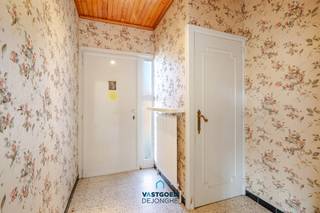 Gelegen op wandel- en fietsafstand van het centrum van De Pinte treffen we deze te renoveren halfopen bebouwing aan.

De woning heeft de volgende indeling: ruime inkomhal met apart gastentoilet, lichtrijke woonkamer met eet- en leefruimte, volledig geïnstalleerde keuken, 3 volwaardige slaapkamers, badkamer met lavabo en ruime garage met berging en wasplaats.

Troeven: bereikbaarheid, lichtrijk ...

Renovatieverplichting: ja.

Voor meer informatie of een bezoek kan u terecht bij Sander Dejonghe via sander@vastgoeddejonghe.be, Evy Dhondt via evy@vastgoeddejonghe.be of Inias Leten, Inias@vastgoeddejonghe.be

Alle dossierstukken kan u downloaden op onze website: www.vastgoeddejonghe.be.