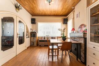 <p><strong>Te koop: halfopen woning in Deerlijk, met 3 slaapkamers, in een residentiële en landelijke omgeving met vlotte toegang tot invalswegen.</strong><br /> </p>
<p>Deze woning, met een totale oppervlakte van 750m², en een gunstig EPC-label C, een grote tuin en een praktische indeling. Centrale ligging met de nabijheid van belangrijke verbindingswegen, waardoor u snel richting Waregem, Gent of Kortrijk kan.<br />Deze woning beschikt ook over een ruime loods/opslagplaats/polyvalente ruimte met een oppervlakte van 150m².<br /> </p>
<p><u><strong>Indeling:</strong></u><br /><strong>Gelijkvloers: </strong>inkomhal, woonkamer met veel natuurlijke lichtinval, ruime en open keuken met eetplaats, badkamer met enkele lavabo, toilet en douche. De woning beschikt over een kelder die ideaal kan dienen als extra opbergruimte. Achteraan bevindt zich een ruime polyvalente ruimte van 150 m², perfect geschikt als atelier, opslagplaats of voor diverse andere invullingen.<br />Buiten geniet je van een grote tuin met zonnig terras, volledig omgeven door groen. Verder is er een ruime garage met elektrische poort aanwezig en zijn er zowel naast als voor de woning extra parkeermogelijkheden voorzien.<br /><strong>Eerste verdiep:</strong> 3 volwaardige slaapkamers<br /><strong>Tweede verdiep:</strong> zolder met vaste trap - mogelijkheid voor 4e slaapkamer, speelkamer, bureau...</p>
<p> </p>
<p><u><strong>Troeven:</strong></u></p>
<ul><li>Residentiële ligging met landelijk karakter</li><li>Vlotte verbinding naar invalswegen</li><li>Polyvalente ruimte met veel mogelijkheden - ook voor zelfstandigen (150m²)</li><li>Veel parkeergelegenheid</li><li>Gunstig EPC C</li></ul>
<p> </p>
<p><strong>Neem vandaag nog contact op met Indra voor meer info of een bezoek - 0473/61.10.10.</strong></p>