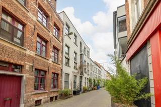 <p>Op een van de meest representatieve adressen in het Antwerpse stadscentrum, biedt dit zeldzame ensemble van historische gebouwen een unieke combinatie van architecturale grandeur en hedendaagse functionaliteit.</p>
<p>Het imposante hoofdgebouw valt onmiddellijk op door zijn rijke Neoclassicistische gevel met verfijnde stucornamentiek. Achter deze statige façade ontvouwt zich een wereld van ruimte en karakter: gaanderijen geleiden u doorheen het hoofdgebouw naar de verschillende kantoorruimtes, terwijl de hoge plafonds met hun originele plafondomlijstingen op de eerste verdieping getuigen van de uitzonderlijke kwaliteit van het 19e-eeuwse vakmanschap.</p>
<p>Een bijzonder samenspel van erfgoed en moderne werkomgeving, met een historische binnentuin als rustpunt in het bruisende Antwerpen.</p>
<p>Het complex omvat kantoorruimten verspreid over meerdere niveaus, een penthouse met uitzicht over de Antwerpse stad, alsook enkele appartementen. Het achtergelegen gebouw — eveneens ingericht als kantoorruimte — vormt een rustige, functionele uitbreiding van het geheel, naadloos aansluitend op het hoofdgebouw via de historische binnentuin.<br />Die binnentuin is ongetwijfeld een van de meest bijzondere troeven van dit pand: omsloten door historische gevels, biedt zij een oase van sereniteit midden in de Scheldestad. Een ruim houten terras met zitgelegenheid maakt de tuin tot een ideale plek voor informeel overleg of ontspanning.</p>
<p>De uitzonderlijke ligging plaatst dit ensemble op wandelafstand van de belangrijkste Antwerpse voorzieningen, het openbaar vervoer en de culturele en commerciële kern van de Scheldestad. Een adres dat prestige uitstraalt en tegelijk optimaal bereikbaar is.</p>