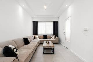 <p>Lichtrijke gesloten bebouwing in Berchem, ideaal gelegen nabij winkels en openbaar vervoer.</p>
<p>Deze gezellige woning combineert ruimte, comfort en een centrale ligging in een rustige straat in Antwerpen. Dankzij de grote raampartijen geniet de woning de hele dag van natuurlijk licht, wat zorgt voor een aangename en open sfeer. Met drie volwaardige slaapkamers biedt deze woning alle mogelijkheden voor gezinnen, thuiswerkers of wie graag extra ruimte heeft. Bovendien woon je hier op wandelafstand van winkels en openbaar vervoer, met een vlotte verbinding naar de Antwerpse Ring. Een ideale woning voor wie comfortabel wil wonen in de stad.</p>
<p> </p>
<p>• Ruime living met veel lichtinval dankzij de grote raampartijen.<br />• Volledig uitgeruste keuken met gas kookplaat, oven, microgolfoven, koelkast, vaatwasser en dubbele spoelbak.<br />• Praktische berging met aansluiting voor wasmachine en droogkast.<br />• Badkamer voorzien van douche, toilet en wastafel.<br />• Drie ruime slaapkamers met diverse indelingsmogelijkheden.<br />• Gezellige koer, ideaal om buiten te genieten.<br />• Kelder met extra bergruimte.</p>
<p>Troeven<br />• Drie ruime slaapkamers, ideaal voor gezinnen of thuiswerk.<br />• Grote raampartijen zorgen voor veel natuurlijk licht.<br />• Rustige ligging nabij winkels, openbaar vervoer en de Antwerpse Ring.</p>
<p>Neem vandaag nog contact op met je ERA-makelaar voor een bezoek. JOUW DROOMHUIS. ZO GEVONDEN!</p>