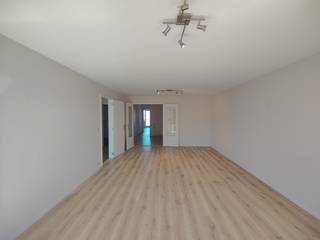 Op een toplocatie, op wandelafstand van Petit Paris, bevindt zich dit prachtig appartement op de bovenste verdieping van Residentie Permeke. Dankzij de hoge ligging geniet u hier van maximale lichtinval en een aangenaam gevoel van ruimte.<br />Bij het betreden van het appartement komt u in een ruime inkomhal met ingemaakte kasten, ideaal voor extra opbergruimte. De lichtrijke leefruimte sluit naadloos aan op een volledig uitgeruste, grote keuken met alle hedendaagse voorzieningen. Aansluitend is er een praktische, ruime berging.<br />Het appartement beschikt over twee slaapkamers: een royale master bedroom met aparte dressing en een tweede, kleinere slaapkamer die perfect kan dienen als logeerkamer, bureau of kinderkamer. De badkamer is uitgerust met een ligbad en douchegarnituur.<br />Buitenruimte is hier een absolute troef: vooraan bevindt zich een gezellig terras, terwijl u achteraan geniet van een groter terras met bijkomend berging.<br />Extra comfort wordt geboden door een privatieve kelderberging, een gemeenschappelijke fietsenberging en een lift in het gebouw. Via de kelder heeft u bovendien directe toegang tot de staanplaats in Parking Permeke om de hoek — deze privatieve parkeerplaats is inbegrepen in de huurprijs.<br />Onmiddellijk beschikbaar<br />Huurprijs:€860/maand + €50 voorschot algemene delen + €100 voorschot verwarming + koud/warm water<br />Bent u op zoek naar een ruim, instapklaar appartement met uitstekende ligging en alle comfort? Dan is dit pand zeker een bezoek waard!