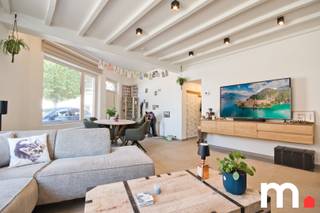Deze centraal gelegen woning bevindt zich in een aangename en rustige omgeving, met alle voorzieningen binnen handbereik. Scholen, winkels,...