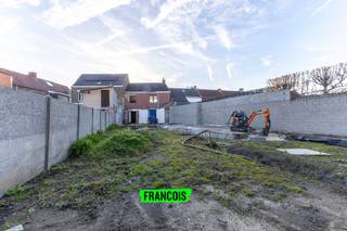 In Leupegem, een deelgemeente van Oudenaarde, treffen we deze verder af te werken woning terug. De woning is uiterst rustig gelegen maar geniet...