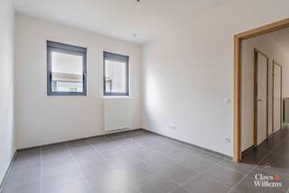 Dit moderne en energiezuinige appartement is een ideale keuze voor wie comfortabel wil wonen in alle rust. U komt binnen in een open en ruime leefruimte met open keuken. Dankzij de grote ramen geniet u hier van een overvloed aan natuurlijk licht. De leefruimte geeft toegang tot een aangenaam terras dat uitkijkt op de rustige binnenkoer van het gebouw.

De slaapkamer van 13,5 m² biedt voldoende ruimte voor een tweepersoonsbed en kasten. Verder is het appartement voorzien van een praktische berging, een badkamer met douche en zonneweringen voor extra comfort in alle seizoenen.