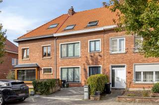<p><span>LICHTRIJKE EN INSTAPKLARE GEZINSWONING IN HET GEGEERDE ELSDONK</span></p><p><span>Op zoek naar een warme, ruime en instapklare gezinswoning op een uitstekende locatie? Deze woning in het geliefde Elsdonk combineert alles wat een gezin vandaag zoekt: ruimte, licht, comfort, praktische bergruimte en een uitstekende bereikbaarheid.</span></p><p><span>Vanaf het binnenkomen valt meteen de aangename lichtinval en open leefruimte op. De benedenverdieping vormt één mooi geheel en biedt volop ruimte voor een gezellige zithoek, eetplaats en keuken. Dankzij de uitstekende oriëntatie geniet de woning doorheen de dag van bijzonder veel natuurlijk licht en zon.</span></p><p><span>Op de eerste verdieping bevinden zich vier volwaardige slaapkamers en twee badkamers. Eén van de badkamers werd recent vernieuwd en is volledig instapklaar.</span></p><p><span>Ook aan praktische bergruimte is er geen gebrek. De woning beschikt over een ruime, droge kelder en een zolder, ideaal voor extra stockage.</span></p><p><span>Ook buiten zijn er verschillende praktische troeven: een eigen oprit en een handige fietsenberging zorgen voor extra comfort in het dagelijkse leven.</span></p><p><span>De ligging in Elsdonk is zonder twijfel één van de grootste troeven. Je woont er in een aangename, familiale omgeving, met een uitstekende verbinding naar Edegem, Antwerpen en de omliggende gemeenten. Winkels, scholen, openbaar vervoer en belangrijke verbindingswegen bevinden zich allemaal binnen handbereik.</span></p><p><span>Een instapklare gezinswoning met veel licht, ruimte en comfort, op een absolute toplocatie. Een woning waar alles klopt en waar je je meteen thuis voelt.</span></p>