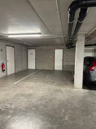 Meer info via info@homixx.be of 016/199 348Deze ondergrondse parkeerplaats is gelegen in een modern appartementencomplex. De garage is afgesloten...