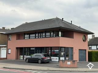 Dit instapklaar appartement te Roeselare bestaat uit: Inkomhal - keuken - woonkamer - berging - 2 terrassen - badkamer - afzonderlijk toilet - 2 slaapkamers - afgewerkte zolder - tuin - garage.<br /><br />De handelszaak wordt niet mee verhuurd, dit is enkel het appartement met de tuin.<br /><br />EPC: C, prijs €795 per maand ( er zijn geen syndic kosten)<br /><br />Bij interesse, gelieve enkel en alleen te reageren via het contactformulier. Wij contacteren u terug van zodra een bezoek mogelijk is.