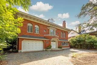 <p><span>WILRIJK - Park Den Brandt: </span><span>Standingvolle villa met 8 slaapkamers en 5 badkamers op mooi perceel van 1.521m². </span></p><p><span> </span></p><p><span>Omringd door groen en op wandelafstand van parken Den Brandt en Nachtegalenpark, werd deze villa ontworpen door architect Laporta in 1938. </span></p><p><span>Behorend tot zijn vroege oeuvre is dit een van de vele klassevolle villa’s gebouwd in de Nieuwe Parkwijk. </span></p><p><span>Mits renovatie kan men de royale ruimtes omtoveren tot een moderne parel waar ruimte, moderniteit en luxe centraal staan. </span></p><p><span> </span></p><p><span>BESCHRIJVING:</span></p><p><span> </span></p><p><span>Gelijkvloers:</span></p><p><span>Men bereikt de woning via de voortuin en de grote oprijlaan met dubbele toegang. </span></p><p><span>Inkomhal met vestiaire en gastentoilet die uitgeeft op een monumentale traphal op marmeren vloer. Een authentieke lichtkoepel accentueert de sfeer die de architect voor ogen had. </span></p><p><span>Dubbele deuren geven uit op de verschillende leefruimtes op parket met open haard. Bijkomende zit -en eetkamer aan de tuinzijde met toegang tot het terras. </span></p><p><span>Grote leefkeuken met eethoek en vele maatkasten. </span></p><p><span>Grote inpandige dubbele garage met directe toegang tot de keuken. </span></p><p><span> </span></p><p><span>Magnifieke, grote tuin met een gunstige zuidelijke oriëntatie, ganse dag veel zon en groot terras. </span></p><p><span> </span></p><p><span>1° Verdieping:</span><span> </span></p><p><span>Via de elegante trap bereikt men de verdiepingen. </span></p><p><span>Masterbedroom met tuinzicht met aanpalende ingerichte dressing en marmeren badkamer. </span></p><p><span>3 slaapkamers en een volledig ingerichte badkamer vervolledigt dezeverdieping. </span></p><p><span> </span></p><p><span>2° Verdieping: </span></p><p><span>Men treft hier 4 ruime slaapkamers aan onder het dak, alsook een aantal bad -en douchekamers. </span></p><p><span> </span></p><p><span>Grote kelder met technische ruimte en verschillende stockagemogelijkheden. </span></p><p><span> </span></p><p><span>BIJZONDERHEDEN:</span></p><p><span> </span></p><ul><li><span>Gelegen in de gegeerde wijk Park Den Brand. </span></li><li><span>Prachtige volumes met enorm potentieel</span></li><li><span>Dubbele garage en mooie oprijlaan </span></li><li><span>Groot perceel van 1.521m²</span></li><li><span>Opgenomen in de inventaris onroerend erfgoed. </span></li></ul><p><span> </span></p><p><span> </span></p>