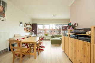 Op zoek naar een ruim appartement met potentieel op een topligging?<br />Dit 3-slaapkamerappartement bevindt zich op de tweede verdieping van een kleinschalig gebouw met slechts drie appartementen. Mits wat opfrissingswerk tover je dit pand om tot een warme en gezellige thuis!<br /><br />We betreden het appartement via de inkomhal op charmante blokjesparket, die toegang geeft tot de lichtrijke leefruimte. Aansluitend bevindt zich de keuken met toegang tot het overdekte terras met een aangename zuid-oostoriëntatie. De douchekamer is uitgerust met douche, toilet en lavabo.<br />Achteraan het appartement vinden we drie volwaardige slaapkamers, waarvan één met een ingewerkte hoogslaper – perfect als kinderkamer, bureau of hobbyruimte. Extra bergruimte is voorzien in de kleine zolderberging in het appartement zelf. Bovendien beschikt het appartement over twee privatieve kelders.<br /><br /><u>Extra troeven:</u><br />- Gunstig EPC-label B<br />- Asbestveilig<br />- Elektriciteit conform<br />- Airco<br />- Vernieuwd dak en vernieuwde CV-installatie<br />- Lage gemeenschappelijke kosten<br />- Vlotte parkeermogelijkheden voor de deur<br /><br />De centrale ligging is een absolute meerwaarde: nabij de stad, belangrijke invalswegen, scholen, winkels en tal van andere voorzieningen.<br />Kortom, een ruim appartement met veel mogelijkheden op een uitstekende locatie. <br /><br />Bekijk alvast de videotour, grondplan en inlichtingen via de Wellimmo-site (documenten).<br /><br />📩 Meer info of een bezoek: info@wellimmo.net<br />📞 03/225 00 