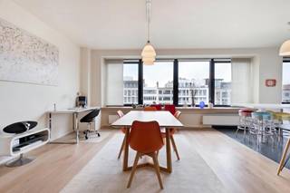 Ontdek dit schitterende appartement te koop in het hart van Antwerpen, in een nieuwbouw uit 2014. Dit ruime appartement van ca. 130 m² met EPC A biedt een uitzonderlijke woonervaring in de bruisende stad Antwerpen. U kan genieten van veel natuurlijk licht en rust op deze zesde verdieping. Het nabijgelegen Operaplein en centraal station zorgen voor een uitstekende bereikbaarheid.<br /><br />Indeling:<br />- inkomhal<br />- lichtrijke woonkamer op parket<br />- keuken vooraan volledig voorzien van alle nodige toestellen<br />- nachthal<br />- masterbedroom aan de rustige achterzijde<br />- tweede volwaardige slaapkamer<br />- moderne badkamer met inloopdouche en dubbele lavabo<br />- apart toilet <br />- berging<br /> <br /><br />Dit appartement is ideaal voor wie op zoek is naar een instapklare woning op een gewilde locatie. De nabijheid van winkels, restaurants en cultuur maakt wonen hier bijzonder aantrekkelijk. Zoek je een appartement te koop in Antwerpen? Dan is dit een unieke kans.<br /><br />Bent u geïnteresseerd in een appartement of woning te koop in Antwerpen? Aarzel dan niet om ons te contacteren. <br />Had u graag uw eigen eigendom te koop aangeboden contacteer ons dan voor een vrijblijvende schatting, telefonisch op het nummer 03/206.76.76 of per mail naar antwerpen@dewaele.com.<br /><br />Ook voor alle andere vragen omtrent vastgoed, kopen of verkopen kan u steeds bij ons terecht!<br /><br />Bestuursmaatregelen in het maatregelenregister: nee<br /><br />Deze AI-visualisaties zijn bedoeld als inspiratie. Er werd geen rekening gehouden met technische specificaties, stedenbouwkundige voorschriften of de concrete mogelijkheden tot realisatie.
