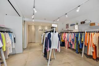 In het bruisende Hasselt bieden wij een uitzonderlijke kans aan gelegen op 2 toplocaties, gelegen in de Aldestraat 43 en de Ridder Portmansstraat 14, in het levendige stadscentrum en omringd door alle nodige voorzieningen. Deze eigendommen, enkel aan te kopen via een overdracht van aandelen, combineren comfort, duurzaamheid én rendement — ideaal voor zowel particuliere als professionele investeerders.<br />Het eerste gebouw is gelegen aan de Aldestraat 43 te Hasselt en bestaat uit 3 appartementen en één handelspand; allen stabiel verhuurd.<br />Met een energielabel B is dit pand niet alleen aantrekkelijk qua ligging, maar ook toekomstbestendig en milieuvriendelijk. <br />Momenteel wordt het volledige eigendom verhuurd voor een totale maandelijkse huurprijs van €5.035. De huurinkomsten bieden een directe return on investment, terwijl de centrale ligging en het potentieel voor herontwikkeling op lange termijn extra meerwaarde kunnen genereren.<br />Handelspand: 65m2 + kelderverdieping EPC label B<br />Appartement 1: 61m2 + terras EPC label B<br />Appartement 2: 61m2 + terras EPC label B<br />Appartement 3: 58m2 + terras EPC label B<br /><br />Het tweede gebouw is gelegen aan de Ridder Portmansstraat 14 te Hasselt en bestaat uit een handelsruimte met bovenliggend duplexappartement. Beide zijn verhuurd aan 990 euro/mnd aan stabiele huurders.<br />Het volledig gebouw werd recent grondig gerenoveerd.<br />Handelspand: 68 m2 <br />Appartement 139m2 + terras label C<br /><br />Buitengewone kenmerken:<br />- 2 toplocaties in hartje Hasselt<br />- Totale maandelijkse huuropbrengst: €7015<br />- Stabiel verhuurd<br />- Verkoop van aandelen