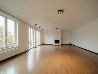 Ideaal gelegen op de vijfde verdieping van een gebouw aan de Louizalaan, tussen de Kasteleinstraat en het Flageyplein, biedt dit gerenoveerde appartement een bruto vloeroppervlakte van 189 m² (EPC) en beschikt het over drie slaapkamers en een vrij uitzicht op de Louizalaan.<br /><br />Het appartement komt uit op een ruime inkomhal met vestiaire en gastentoilet, die leidt naar een lichte woonkamer met een woon-/eetkamer en een aparte, volledig ingerichte keuken met ontbijthoek. Het slaapgedeelte bestaat uit een hoofdslaapkamer met inbouwkast en en-suite badkamer, en twee extra slaapkamers, elk met een eigen doucheruimte.<br /><br />Andere: zijn een wasmachine/droger, vier optionele parkeerplaatsen, eikenhouten parketvloer, een veiligheidsdeur en een video-intercom. De maandelijkse kosten (gemeenschappelijke ruimtes, verwarming, elektriciteit, water, internet en televisie) bedragen € 490. Huurperiodes voor korte termijn (drie, zes, negen of twaalf maanden) zijn mogelijk. EPC: C<br /><br />De Louizalaan wordt beschouwd als het Brusselse equivalent van de Champs-Élysées. Deze buurt staat bekend om zijn vele winkels, avondmarkt en talloze restaurants. Gemakkelijk bereikbaar met het openbaar vervoer, het is de meest trendy wijk van Brussel.<br /><br />Voor meer informatie kunt u contact opnemen met Laurence Ballaux op +32 (0) 2 640 08 01.