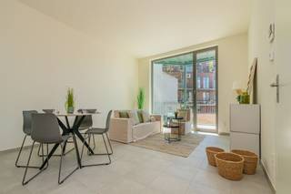 <p><span>COMFORTABEL APP. MET 1 SLK, TERRAS & PARKEERGELEGENHEID </span></p><p><span> </span></p><p><span>In de residentiële wijk Zurenborg in het zuidoosten van de stad Antwerpen treffen wij residentie Plantin Moretus aan. De buurt staat gekend om de statige huizen, de gezellige pleinen en haar prachtige architectuur. Tevens bevinden wij ons nabij het Stadspark, het centraal station, het bruisende stadscentrum met diverse horecagelegenheden, lokale handelaars, de Antwerpse Zoo, De Groenplaats, De Meir, ... Kortom een stadswoning op een ware A-locatie met alle voorzieningen binnen handbereik!</span></p><p><span> </span></p><p><span>Toegekomen aan de residentie nemen wij de lift naar de eerste verdieping. Hier ontdekken wij een gezellig appartement met aangenaam terras. Wij komen binnen in de leefruimte bestaande uit een volledig uitgeruste keuken, een eethoek en een zithoek. In het verlengde van de leefruimte is er het knappe terras als uitbreiding van de leefruimte. Opnieuw aangekomen in het appartement verplaatsen wij ons naar de nachthal. Deze geeft ons toegang tot de aangename slaapkamer met ensuite badkamer, het afzonderlijk toilet en de wasruimte/berging.</span></p><p><span> </span></p><p><span>Troeven:</span></p><p><span>- A-locatie</span></p><p><span>- Gloednieuw appartement</span></p><p><span>- Aanwezigheid van een terras</span></p><p><span>- Parkeergelegenheid voor wagen en fiets<br />*Mogelijkheid tot het huren van een parkeerplaats, 125,00 euro/maand + berging 25,00 euro/maand<br /><br /></span></p><p><span>Interesse om de eerste bewoner te worden van dit knap appartement op een absolute A-locatie? Neem contact op met Pillar Estate via <span>info@pillar.estate</span></span><span> of contacteer ons op het nummer 033 695 695.</span></p><p><span>*Deze gegevens zijn louter ter informatieve titel. De vermelde oppervlaktes zijn slechts een indicatie. Pillar kan niet verantwoordelijk gesteld worden voor de juistheid van de aan haar verstrekte gegevens. </span></p><p><span> </span></p>