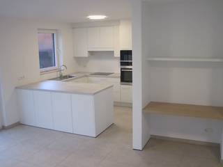 Deze recente BEN-woning omvat op het gelijkvloers een aangename leefruimte met zicht op het landelijke karakter van Olsene, een moderne keuken, een afzonderlijke berging en inpandige garage. De verdieping bestaat uit 3 slaapkamers, een ruime badkamer met bad én douche en een technische ruimte.<br /><br />Technisch hoogwaardig en energiezuinige woning (negatief E-peil van -8) met o.a.:<br />-warmtepomp met zonnepanelen;<br />-ventilatiesysteem D; <br />-vloerverwarming;<br />-regenwaterrecuperatie;<br />- gemotoriseerde sectionale garagepoort;<br />-…<br /><br />Kortom, een uitstekende prijs-kwaliteit-verhouding!
