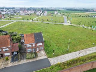 Dit mooi gelegen perceel bouwgrond van 600 m² is zeer aangenaam gelegen in een rustige en kindvriendelijke woonomgeving in de nabijheid van het centrum, scholen en openbaar vervoer. <br />Er is geen bouwverplichting en het perceel laat toe er een halfopen bebouwing op te richten. <br />De halfopen bebouwing laat een gevelbreedte toe van 8 meter (met een te respecteren afstand van 5 meter ten opzichte van de perceelsgrens. De bouwdiepte kan 11 meter bedragen.<br />Er zijn 2 bouwlagen mogelijk met een maximale kroonlijsthoogte van 7 meter en een maximale nokhoogte van 12 meter. Gevel- en dakmaterialen kunnen vrij gekozen worden. Er kan bijkomend een garage/carport voorzien worden en een bijgebouw in de tuin is toegestaan. <br /><br />Wil je meer weten over dit perceel en zijn exacte bouwvoorschriften? Neem dan contact op telefonisch 051/40.04.34 of mail naar sigrid@arkvastgoed.be