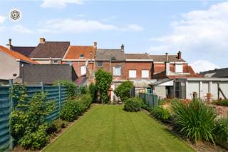 <p>Charmante karakterwoning met 3 slaapkamers en zonnige tuin!<br /><br />Bent u op zoek naar een woning boordevol charme en karakter, met alle troeven om er uw droomwoning van te maken? Deze karaktervolle woning met de uitstraling van een herenhuis beschikt over hoge plafonds, authentieke schouwen, antieke dubbele deuren, een prachtige houten trap en een zonnige tuin op het zuidwesten.<br /><br />INDELING: inkomhal, lichtrijke leefruimte, eetruimte, keuken en badkamer. Op de eerste verdieping bevinden zich 2 ruime slaapkamers, waarvan één met een aanpalende dressing die desgewenst kan worden omgevormd tot een tweede badkamer. De ruime zolderverdieping biedt de mogelijkheid om een volwaardige derde slaapkamer in te richten.<br /><br />Wat maakt dit pand uniek?<br />♦ veel karakter – zonnige zuidwestgerichte tuin – veel renovatiepotentieel! – deels dubbele beglazing – gunstige ligging vlakbij het muziekbos!<br /><br />Voor wie is dit pand ideaal?<br />♦ Voor gezinnen of koppels die op zoek zijn naar een ruime woning met karakter.<br />♦ Voor renovatieliefhebbers die een authentieke woning willen omvormen tot een echte parel.<br /><br />Te koop via Immo Beguin, jouw vastgoedexpert sinds 2009. Met kantoren in Ronse, Waregem, Kortrijk, Deinze, Doornik en Lessines.<br />✉️ emmy@immobeguin.be<br />📞 +32 486 60 66 00</p>