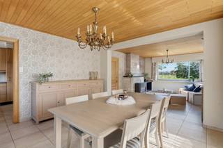 <p><strong>ALTRO VERKOOPT: Bezoekdag op afspraak</strong><br />Op een uitstekende en uiterst vlotte locatie te Machelen aan de Leie bieden wij u deze charmante, alleenstaande woning met enorm veel potentieel aan. De eigendom is strategisch gelegen op de verbindingsas tussen Deinze en Waregem met een snelle aansluiting op de belangrijkste invalswegen, terwijl u tegelijk geniet van de idyllische en rustige sfeer van Machelen aan de Leie.<br />Bij het betreden van de woning valt meteen op dat de leefruimtes op het gelijkvloers al een stijlvolle vernieuwing hebben ondergaan. De lichtrijke living en de keuken zijn volledig in orde en voorzien van dubbele beglazing. De overige ruimtes bieden de perfecte kans voor de handige doener om de woning helemaal naar eigen smaak op te frissen. Op de eerste verdieping bevinden zich 2 grote slaapkamers, 1 kleinere slaapkamer en een badkamer die klaar staan voor verfraaiing. Een grote opbergzolder zorgt daarnaast voor heel wat praktische uitbreidings- of opslagmogelijkheden.<br />Ook qua bijgebouwen en overige ruimtes troef troef: de inpandige garage kan eenvoudig worden omgevormd tot extra leefruimte, zoals een atelier, hobbyruimte of wasplaats. Buiten beschikt het perceel bovendien over een tweede, grote vrijstaande garage met bijhorende bergkotten, ideaal voor zelfstandigen of klussers. Dit is de perfecte opportuniteit voor wie op zoek is naar betaalbaar wonen op een toplocatie met de mogelijkheid om er een echte droomwoning van te maken.<br />Interesse om dit pand te bezoeken? <strong>Leen De Clercq – Altro Vastgoed </strong>0478 69 84 34 | leen@altro-vastgoed.be</p>