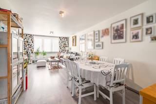 <p>Instapklare woning met tuin in een rustige straat in Lebbeke.</p>

<p>Deze verzorgde woning uit 2014 combineert comfortabel wonen met een praktische indeling en een rustige ligging in eenrichtingsstraat. Dankzij de onmiddellijke instapklaarheid is dit een ideale starterswoning voor wie zonder zorgen wil verhuizen. De ruime oprit zorgt voor vlot parkeren zonder parkeerstress, terwijl de groene omgeving uitnodigt tot wandelen en ontspannen. Bovendien bevindt de woning zich dichtbij openbaar vervoer, het treinstation, winkels en andere voorzieningen. De gezellige tuin van 130 m² en het terras maken het geheel extra aantrekkelijk.</p>

<p>Belangrijkste ruimtes:<br />• Inkomhal met praktische toegang tot de leefruimtes<br />• Lichtrijke woonkamer (26 m²) met zicht op de tuin<br />• Volledig ingebouwde keuken (8 m²) uitgerust met inductiekookplaat, oven, koelkast, vaatwasser en ingemaakte kasten<br />• Berging voor extra stockage en wasruimte<br />• Apart toilet<br />• Badkamer (4 m²) met douche, enkele lavabo en ingemaakte kasten<br />• 2 slaapkamers waarvan één van 12 m²<br />• Terras (5 m²) aansluitend op de tuin<br />• Tuin van 130 m² met groen uitzicht</p>

<p>Troeven:<br />• Instapklare starterswoning met verzorgde afwerking<br />• Ruime oprit met comfortabele parkeermogelijkheden<br />• Rustige ligging in een groene omgeving nabij voorzieningen en wandelmogelijkheden</p>

<p>Neem vandaag nog contact op met je ERA-makelaar voor een bezoek. JOUW DROOMHUIS. ZO GEVONDEN!</p>
