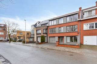 Dit te renoveren appartement op de eerste verdieping van een klein gebouw (zonder lift) ligt vlak tegenover het 'Mertensplein' en bestaat...