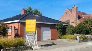 Deze goed onderhouden bungalow uit <strong>1977</strong> ligt in een rustige wijk nabij <strong>het centrum</strong>. De woning blinkt uit in haar praktische indeling en werd altijd met de grootste zorg onderhouden. Met een <strong>bewoonbare oppervlakte van 152 m²</strong> bevindt het volledige leefcomfort zich op het gelijkvloers, aangevuld met een handige eerste verdieping.<br /><br /><strong>Indeling en troeven:</strong>
<ul>
<li><strong>Gelijkvloers:</strong> Inkomhal met gastentoilet en een <strong>natuurstenen vloer </strong>die doorloopt in de keuken en de leefruimte met gezellige houtcassette. De zithoek en keuken (met fornuis, oven, frigo en vaatwas) sluiten aan op de veranda, die toegang geeft tot <strong>het zonnige terras</strong> <strong>en de tuin</strong>. Verder zijn er <strong>3 slaapkamers</strong> (in laminaat) en een badkamer met ligbad, dubbele lavabo en een tweede toilet.</li>
<li><strong>Eerste verdieping: </strong>Bereikbaar via een vaste trap en al voorzien van <strong>vernieuwde Velux-ramen</strong>. Deze ruimte onder het dak is ideaal te gebruiken als logeerkamer, hobbyruimte of extra berging.</li>
<li><strong>Garage: Dubbele garage</strong> met automatische poort en een handige regenwaterpomp.</li>
</ul>
<br /><strong>Technisch:</strong>
<ul>
<li><strong>Elektriciteit:</strong> Volledig <strong>conform!</strong></li>
<li><strong>Ramen:</strong> Grotendeels vernieuwd in <strong>PVC (2010) </strong>met rolluiken in de slaapkamers. Vernieuwde leidingen (badkamer & gastentoilet). Centrale verwarming op mazout.</li>
<li><strong>Renovatieplicht:</strong> Onderhevig aan de Vlaamse renovatieplicht (voornamelijk door het ontbreken van dakisolatie) — de ideale kans om meteen te isoleren naar eigen wens en te besparen op je energiefactuur.</li>
</ul>
<strong>Kortom, een solide en comfortabele thuis met enorm veel potentieel! Plan snel je bezoek en ontdek zelf alle troeven.</strong>