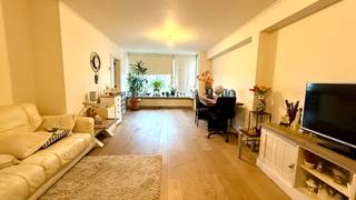 Dit verzorgd appartement bevindt zich op de vijfde verdieping en heeft de volgende indeling: inkomhal, ruime leefruimte met veel lichtinval,...