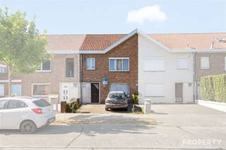 Welkom in de Koningin Astridlaan 46 te Harelbeke, een woning met een solide basis en bijzonder veel potentieel, gelegen in de rustige en aangename Arendswijk. Deze woning is ideaal voor wie op zoek is naar een betaalbare eigendom die naar eigen smaak verder opgefrist of gerenoveerd kan worden.De woning beschikt over 3 slaapkamers en biedt een praktische indeling met voldoende mogelijkheden voor wie comfortabel wil wonen, investeren of stap voor stap wil renoveren. Dankzij de conforme elektriciteit is alvast een belangrijke technische troef aanwezig. Met een EPC-label D is er geen renovatieverplichting van toepassing!De woning is momenteel verhuurd. Conform de geldende opzegmogelijkheden dient de bestaande huurovereenkomst bij aankoop te worden opgezegd indien de koper de woning zelf wenst te betrekken of hierover anders wenst te beschikken. De grootste troef bevindt zich achteraan het perceel: een recent geplaatste dubbele garage. Deze ruime en praktische garage biedt heel wat mogelijkheden, zowel voor particulier gebruik als voor zelfstandigen, hobbyisten of kopers die tijdens renovatiewerken extra opslag- of werkruimte wensen. Door de hoogte van ca. 2,75 m is de garage bovendien bijzonder interessant voor wie hogere voertuigen, materiaal of gereedschap veilig wil stallen.Kortom, Koningin Astridlaan 46 is een woning met een sterke basis, conforme elektriciteit, 3 slaapkamers en vooral een uitzonderlijk praktische dubbele garage achteraan. Een mooie kans voor wie op zoek is naar een woning met potentieel op een rustige locatie in Harelbeke.Voor meer info of een bezoek mail naar info@property-vastgoed.be of bel 056 96 08 00.
