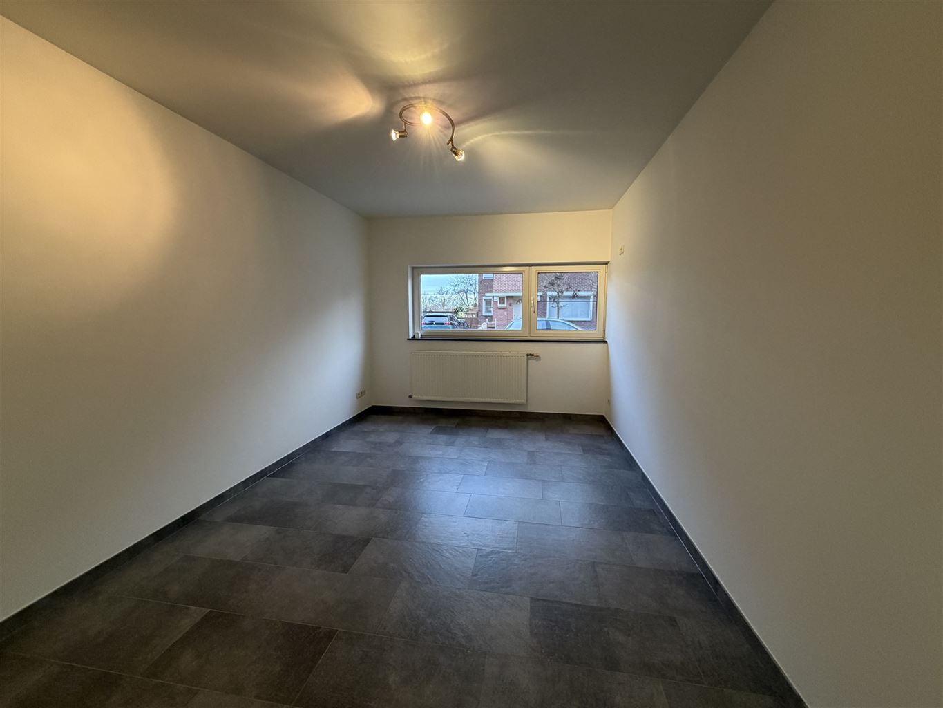 Instapklare stadswoning met 3 slaapkamers, aparte garage en tuintje. - foto 4