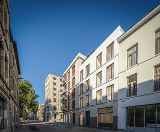 Waar grandeur en stadsleven samenkomen...<br /><br />In het kloppende hart van de stad, tussen het groene Stadspark en het levendige Theaterplein, verrijst Mirador – een nieuw landmark dat de standaard zet voor prestigieus wonen in Antwerpen. Hier kiest u niet zomaar voor een appartement, maar voor een lifestyle waar luxe en comfort hand in hand gaan. <br /><br />Dit exceptionele concept omvat 18 unieke 2- en 3-slaapkamerappartementen, verdeeld over vier architecturale volumes die harmonieus gepositioneerd zijn rond een serene groene daktuin. <br /><br />Royale leefruimtes, hoogwaardige afwerking… Bij Mirador hoeft u geen toegevingen te doen op uw wooncomfort. De afwerking en inrichting van Mirador getuigen van uitzonderlijke klasse en dit zowel voor de gemeenschappelijke ruimtes als de privatieven. Vanaf het moment dat u de statige inkomhal betreedt, ervaart u de grandeur van een bijzondere leefomgeving. Uw appartement combineert pure elegantie met comfort, die de toon zetten voor uw dagelijkse leven. Hier wordt wonen een belevenis, elke dag opnieuw.<br /><br />Uw thuis, uw keuzes: met een ruim – personaliseerbaar – afwerkingsbudget en een uitgebreide selectie aan hoogwaardige materialen stemt u elke ruimte in uw woonst 100% af op uw voorkeuren en smaak. U maakt daarbij gebruik van gerenommeerde topmerken, die garant staan voor uitzonderlijke kwaliteit en tijdloos design.<br /><br />Ondergronds beschikt Mirador over een garage, terwijl er op het gelijkvloers naast de commerciële ruimtes twee ruime, gemeenschappelijke<br />fietsenstallingen voorzien zijn.<br /><br />Verkoopprijzen excl. registratiebelasting en btw.<br /><br />Mogelijkheid tot aankoop van het constructiegedeelte aan 6% btw (indien u aan de wettelijke voorwaarden voldoet). <br /><br />Contacteer ons voor meer informatie.