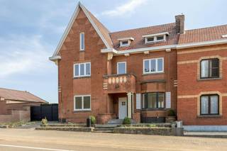 De inkomhal geeft toegang tot de leefruimte, maar ook tot de polyvalente ruimtes. Deze zijn te betreden door middel van de aparte zijingang. Hierdoor is deze woning uitermate geschikt voor vrije beroepers.<br /><br />De leefruimte mondt uit in de keuken, maar ook naar de ruimtes achterin de woning waar ook de badkamer terug te vinden is. Deze ruimtes kunnen naar eigen idee ingevuld worden.<br /><br />Op de eerste verdieping bevinden zich de 5 slaapkamers. Via de nachthal is er ook een vaste trap naar de zolder, die de mogelijkheid tot uitbreiding biedt. Ook is er een kelder aanwezig in de woning.<br /><br />De tuin beschikt ook over een vergunde loods met een oppervlakte van maar liefst 240 m². Ook bevindt er zich een garage.<br /><br />Ben jij op zoek naar een woning die je nog volledig naar eigen smaak kan inrichten? Contacteer ons dan zeker.<br /><br />Dit pand is onderworpen aan de renovatieverplichting van de Vlaamse overheid voor residentiële gebouwen (behoudens bij sloop binnen 5 jaar na de aankoop). Consulteer voor meer informatie de website van het Vlaams Energie- en Klimaatagentschap via https://www.vlaanderen.be/een-woning-kopen/renovatieverplichting-voor-residentiele-gebouwen<br /><br />Bestuursmaatregelen in het maatregelenregister: nee