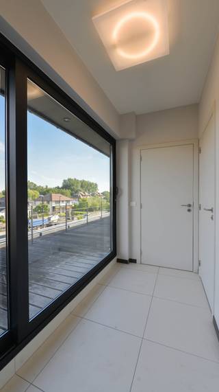 <strong>Te huur, Luxueuze, energiezuinige penthouse met veel lichtinval in Sint-Martens-Latem</strong><br /><br />Ontdek deze exclusieve penthouse op een toplocatie in het gegeerde Sint-Martens-Latem. Gelegen op de 2e verdieping van een modern en kleinschalig appartementsgebouw, geniet je hier van rust, privacy en een hoogwaardige afwerking.<br />Bij het binnenkomen word je meteen overvallen door ruimte en licht, dankzij de grote raampartijen die zorgen voor een open en luchtig gevoel. De leefruimte sluit perfect aan op het zonnige, ruime terras, waar het heerlijk vertoeven is – ideaal om te ontspannen of gasten te ontvangen.<br /><br />Deze penthouse is zeer energiezuinig en beschikt over een geavanceerd aircosysteem dat zowel kan verwarmen als koelen – comfort verzekerd, het hele jaar door.<br /><br />Een unieke kans om te wonen in één van de mooiste gemeentes van Vlaanderen, omringd door groen, cultuur en alle nodige voorzieningen.<br /><br />Even een korte rondleiding; inkom met afzonderlijk toilet, lichtrijke woonkamer met open keuken, wasplaats, hall, <strong>3 VOLWAARDIGE SLAAPKAMERS</strong>, berging en badkamer. Buitenshuis treffen we een <strong>GROOT TERRAS en 1 bijhorende</strong> <strong>autostaanplaats</strong>. <br /><br /><em>Opmerking: Het appartement is geschikt voor maximum 3 à 4 personen! Omdat je financieel comfortabel zou kunnen huren wordt de volgende basisregel qua inkomsten gehanteerd: € 1300* 3 = € 3900</em><br /><br /><strong>Adres: </strong>Kortrijksesteenweg 140 bus 3, 9840 Sint-Martens-Latem<br />Beschikbaar vanaf 1 december 2026<br />Huurprijs: € 1150/mnd + € 150 syndic/mnd<br />EPC: 166 kWh/m² UC: 2683116