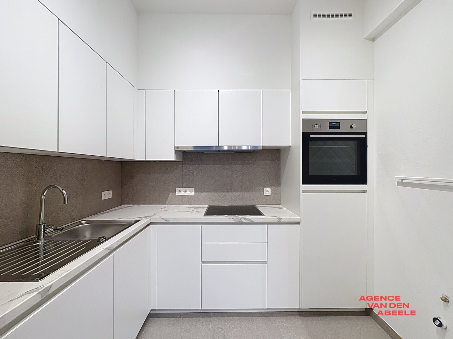 Gerenoveerd gelijkvloers appartement met tuin en garage - foto 5