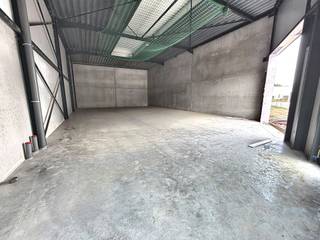 <p>la recherche d’une unité PME existante dans un emplacement stratégique ? Cette surface professionnelle prête à l’emploi à Halle offre une opportunité unique pour les entrepreneurs ! Avec une superficie de 186 m² et deux emplacements de parking privatifs, qui doivent obligatoirement être acquis avec l’unité, ce bien est idéal pour les entreprises souhaitant combiner espace et durabilité.<span></span></p>
<p>L’unité est prête à l’emploi et dispose d’une grande porte sectionnelle de 4,20 m x 4,00 m, de plusieurs gaines d’attente ainsi que d’une grande verrière et d’une fenêtre permettant de bénéficier d’un maximum de lumière naturelle.</p>
<p>Grâce à son excellente situation à proximité des principaux axes routiers, cette unité PME constitue une excellente opportunité d’acquisition, tant pour une entreprise souhaitant se développer que pour un investisseur à la recherche d’un bien à mettre en location.</p>
<p>Pour plus d’informations et/ou pour organiser une visite :<br />contactez Structura.biz au 02 462 32 00</p>