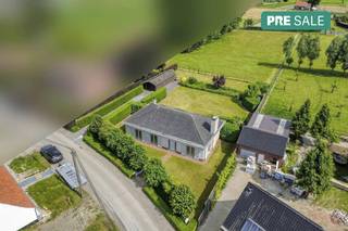 Deze eigendom wordt aangeboden via Pre-sale. De vermelde prijs is een instelprijs. Wil je een afspraak vastleggen of wens je meer info omtrent deze koopmethode, neem dan contact op met de dossierverantwoordelijke Mathias Lauwyck (+32 472 18 39 90) - mathias.lauwyck@dewaele.com!Deze charmante en rustig gelegen woning bevindt zich op een prachtig perceel van 3.828 m² en biedt een unieke combinatie van ruimte, privacy en groen.De woning is gelegen in een landelijke omgeving waar rust centraal staat, zonder in te boeten aan een vlotte bereikbaarheid naar omliggende gemeenten en invalswegen. Hier woon je omringd door natuur, met alle troeven van het buitenleven binnen handbereik.Binnenin geniet de woning van een praktische indeling en lichtrijke ruimtes die een warm woongevoel creëren. Mits de nodige opfrissingswerken biedt deze eigendom een uitzonderlijk potentieel om volledig naar eigen smaak en hedendaagse normen te worden ingericht.Een zeldzame opportuniteit voor wie op zoek is naar een eigendom met karakter, uitstraling en toekomstwaarde op een uitzonderlijke locatie.Wenst u meer info of een bezoek? Neem dan snel contact op met Mathias via 0472 18 39 90 of mathias.lauwyck@dewaele.com!Dit pand is onderworpen aan de renovatieverplichting van de Vlaamse overheid voor residentiële gebouwen (behoudens bij sloop binnen 5 jaar na de aankoop). Consulteer voor meer informatie de website van het Vlaams Energie- en Klimaatagentschap via https://www.vlaanderen.be/een-woning-kopen/renovatieverplichting-voor-residentiele-gebouwenBestuursmaatregelen in het maatregelenregister: nee