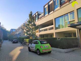 Cet appartement récent de 2 chambres à coucher avec de spacieuses terrasses à l'avant et à l'arrière se trouve dans le quartier agréable de...