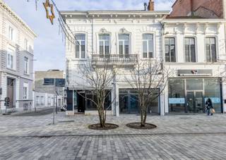 Ontdek dit unieke handelshuis in het <strong>commerciële hart van Sint-Niklaas</strong>! Bij aankomst valt meteen de grandeur van dit <strong>majestueus herenhuis</strong> op. Met zijn <strong>strategische hoekligging</strong> is dit de ideale plek om voorbijgangers te verleiden tot een bezoek aan uw zaak. Een herenhuis die <strong>pure klasse en stijl </strong>uitstraalt, een <strong>ongeëvenaarde kans voor ondernemers en investeerders</strong>.<br /><br />De Stationsstraat is hét commerciële hart van Sint-Niklaas, met een constante stroom van shoppers, bezoekers en lokale bewoners. Uw zaak bevindt zich op slechts <strong>een steenworp van het station en de Markt</strong>, wat zorgt voor extra passage en een <strong>groot bereik</strong>. Daarnaast ligt het in de directe nabijheid van andere succesvolle winkels, gezellige horecazaken en belangrijke diensten.<br /><br />Op het <strong>gelijkvloers </strong>bevinden zich <strong>twee handelspanden </strong>met etalages die zorgen voor een uitstekende zichtbaarheid. <br />Een ijzeren deurtje in de Dr. Verdurmenstraat verbergt een trap die naar een verbazend ruime bovenliggende woonst leidt, <strong>een woonst vol verhalen</strong>. Hier <strong>hoge plafonds, molures, authentieke parketvloeren</strong>. Een statige inkomhal met toilet. Een ruime zithoek, eethoek, keuken en handige berging. Een romantische slaapkamer onder het dak met een badkamer en zichtbare houten balken. <strong>Dit pand ademt charme</strong>.<br /><br />Vele troeven:<br /><strong>Strategische ligging</strong> in een drukke winkelstraat.<br />Authentieke uitstraling en <strong>prachtige architectuur</strong>.<br />Veelzijdige indeling, <strong>geschikt voor handel én wonen</strong>.<br /><strong>Grote investeringswaarde</strong> : de 2 handelspanden en de bovenliggende woonst zijn momenteel verhuurd (samen 2.600€ huurinkomsten).<br /><br />Dit handelshuis<strong> is meer dan een gebouw</strong>. Het is een plek waar ideeën tot leven komen en succes vorm krijgt. Ideaal <strong>voor investeerders die potentieel herkennen</strong>.<br /><br />Interesse gewekt? Aarzel niet langer en neem contact met ons op voor meer informatie of een bezichtiging. Info: 03 502 98 74 - alexandra@claves.be<br /><br /><em>Stationsstraat nr 69: EPC label B - 182m² - watertoets C/C<br />Stationsstraat nr 71: EPC label C - 53m² - watertoets A/A<br />Dr Verdurmenstraat 1: EPC label C (293kWh/m²jaar) - 200m² bruikbare vloeropp<br /><br />Vastgoedinfo in aanvraag</em>