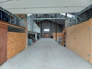 Overdekte staanplaats/stockageplaats te huur. 4,4m breed en 6m diepDe  stockageplaats of staanplaats zijn gelegen in een grote loodsVrije hoogte...