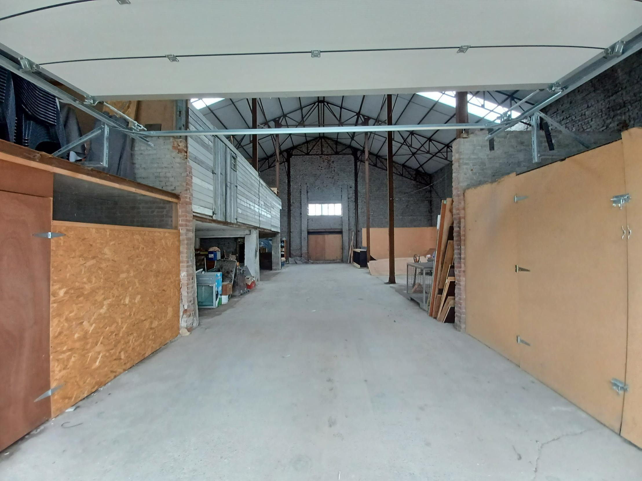 Staanplaats met stockageruimte in loods. - foto 3