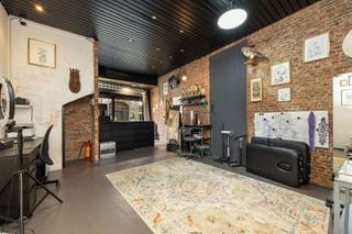 <p>Handelshuis op toplocatie met hoog rendement.<br />Super centrale ligging in het hart van het oude Stadsgedeelte.<br />V0: handelspand met ingerichte kelder voorzien van sanitair (pand komt vrij 31/1/2027)<br />V1/V2/V3: verhuurde studio's met douchekamer<br />V4: verhuurde studio met mezzanine en douchekamer<br />Totale jaarhuuropbrengst ca. 38.261,88 euro => netto-rendement > 7,5%<br />Let op! Pand vergund als handelshuis! Opsplitsing niet mogelijk zonder eventuele regularisatie of nieuwe vergunning.</p><p>Info/bezoek: 03 283 83 00 - noord@sinjoor.be</p>