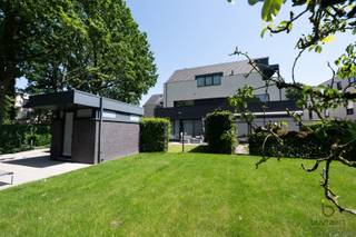 Instapklaar gelijkvloers appartement met privé tuintje én gemeenschappelijk zwembad, sauna en zonneterras!Ontdek dit aangenaam gelijkvloerse...