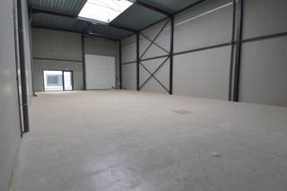 Ontdek uw ideale bedrijfslocatie! Een nieuwe bedrijvenzone, strategisch gelegen in de Emiel Clausstraat 37A in Sint-Eloois-Vijve. <br /><br />Topligging en uitstekende bereikbaarheid! Deze bedrijvenzone ligt in het hart van West-Vlaanderen, in de directe nabijheid van belangrijke verkeersaders zoals de E17 en N36. Dit garandeert niet alleen een vlotte toegang tot grote steden zoals Kortrijk, Waregem en Gent, maar ook een snelle verbinding met de rest van België en Noord-Frankrijk. De nabijheid van deze snelwegen maakt het een ideale locatie voor bedrijven die een uitstekende bereikbaarheid en logistieke efficiëntie nodig hebben.<br /><br />Deze unit heeft een oppervlakte van 220,5m². Of u nu een opslagplaats, showroom of kantoorruimte nodig heeft, deze unit biedt de flexibiliteit en infrastructuur om aan al uw bedrijfsbehoeften te voldoen. De unit is voorzien van twee autostandplaatsen.<br /><br />Bent u op zoek naar een strategische locatie voor uw onderneming? Deze bedrijvenzone biedt alles wat u nodig heeft om uw bedrijfsactiviteiten naar een hoger niveau te tillen. <br /><br />Huurprijs: 1.100 EUR/maand + 50 EUR/maand syndic = 1.391,50 (incl 21 % btw) EUR/maand<br />Commissie verhuurkantoor: 1 maand huur + btw<br />3 maanden huurwaarborg<br />Kost registratie ten laste van de huurder<br />Adres: Emiel Clausstraat 37 A , 8793 Sint-Eloois-Vijve<br />Onze referentie: DEV5140