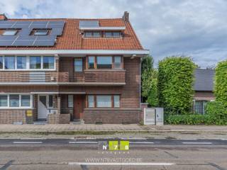 <strong>HALFVRIJSTAANDE WONING MET 3 SLAAPKAMERS OP EEN PERCEEL VAN 3A37CA TE MAASEIK.</strong><br /><br /><strong>TROEVEN</strong><br />- Ruime renovatiewoning met karakter en veel potentieel.<br />- Gelegen op wandel- en fietsafstand van het centrum van Maaseik.<br />- Winkels, scholen, ziekenhuis en openbaar vervoer binnen een straal van ca. 1 km.<br />- Veel bergruimte dankzij kelder, buitenberging en garage.<br />- Perceel bereikbaar via achterliggende weg.<br />- Garage.<br /><br /><strong>KELDERVERDIEPING</strong><br />Traphal (2,00m x 1,90m = 3,80 m²): betonvloer.<br />Berging (1,70m x 2,20m = 3,74 m²): betonvloer.<br />CV-ruimte (4,00m x 4,80m = 19,20 m²): CV-installatie stookolie, tank, betonvloer.<br /><br /><strong>GELIJKVLOERS</strong><br />Inkomhal (2,00m x 5,20m = 10,40 m²): trap naar eerste verdieping, tegelvloer.<br />Woonkamer (4,00m x 8,75m = 35,00 m²): laminaatvloer.<br />Keuken (2,60m x 4,45m = 11,57 m²): onder- en bovenkasten, oven, lades, vaatwasser, spoelbak, keramische kookplaat, dampkap, tegelvloer.<br />Berging (3,80m x 3,10m = 11,78 m²): aansluiting wasmachine en droogkast, apart toilet met lavabo, toegangdeur naar veranda, tegelvloer.<br />Veranda (5,80m x 2,80m = 16,24 m²): deur naar tuin, tegelvloer.<br /><br /><strong>VERDIEPING +01</strong><br />Overloop (3,00m x 2,40m = 7,20 m²): trap naar 2de verdieping, houten vloer.<br />Badkamer (2,70m x 2,60m = 7,02 m²): inloopdouche, badkamermeubel (lavabo, lades), hangtoilet, inbouwkasten, wandbetegeling, tegelvloer.<br />Slaapkamer 1 (3,50m x 4,00m = 14,00 m²): houten vloer.<br />Slaapkamer 2 (4,00m x 5,20m = 20,80 m²): houten vloer.<br />Dressing (2,00m x 2,70m = 5,40 m²).<br /><br /><strong>VERDIEPING +02</strong><br />Slaapkamer 3 (2,65m x 4,60m = 12,19 m²): novilon.<br />Polyvalente tussenruimte ((3,40m x 6,70m) + (2,50m x 2,00m) = 27,78 m²): tapijt.<br /><br /><strong>EXTERIEUR</strong><br />Buitenberging (1,70m x 2,10m = 3,57 m²).<br />Terras ((4,40m x 7,10m) + (2,50m x 2,60m) = 37,74 m²): beklinkerd.<br />Omheinde tuin.<br />Garage (4,45m x 7,45m = 33,15 m²): betonvloer.<br /><br /><strong>EXTRA INFORMATIE</strong><br />Dit pand kan onderhevig zijn aan de renovatieverplichting die door de Vlaamse overheid wordt opgelegd voor residentiële gebouwen. Alle informatie kunt u terugvinden via https://www.vlaanderen.be/een-woning-kopen/renovatieverplichting-voor-residentiele-gebouwen-vanaf-2023.<br /><br />Bekijkt u deze advertentie via een aanverwante vastgoedsite, surf dan zeker naar onze website www.N78vastgoed.be voor een uitgebreide beschrijving en foto's. Meer info: +32 (0)89 86 18 88 of info@N78vastgoed.be.