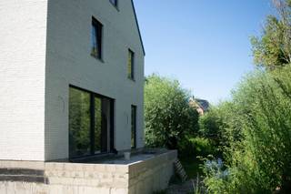 <p><span>Dit is de rechtse woning van 2 prachtige nieuwbouw woningen. Zie foto's van de linkse woning voor de huidige binnenkant waar men volop bezig is met het plakwerk.</span></p><p><span>De woning heeft een E-peil lager dan 20. Ventilatiesysteem D, is voorzien van zonnepanelen en vloerverwarming. Een warmtepomp is mogelijk.</span></p><p><span>Welkom in deze prachtige woning in het charmante Meldert, perfect voor wie op zoek is naar ruimte en comfort! Met een bewoonbare oppervlakte van 269 m² biedt dit huis voldoende ruimte voor een groot gezin. </span></p><p><span>Bij binnenkomst wordt u verwelkomd in een ruime en lichte woonruimte die naadloos overgaat in een moderne, volledig uitgeruste keuken. De open indeling zorgt voor een uitnodigende en gezellige sfeer, ideaal voor zowel intieme als uitgebreide bijeenkomsten.</span></p><p><span>De woning beschikt over vier ruime slaapkamers, perfect voor elke gezinssituatie. De hoofd slaapkamer is een oase van rust, die zorgt voor een perfecte nachtrust. Met twee moderne badkamers is er geen gebrek aan comfort en luxe. </span></p><p><span>Bovendien beschikt dit huis over één handige garage, ideaal voor uw voertuig of voor extra opslagruimte. De oprit biedt plaats voor een tweede of mogelijks derde wagen. Het prachtige groene perceel biedt ook veel mogelijkheden voor buitenactiviteiten en ontspanning.</span></p><p><span>Strategisch gelegen in een rustige en groene omgeving, maar toch dicht bij alle noodzakelijke voorzieningen. Dit huis biedt de perfecte balans tussen landelijk wonen en modern comfort. </span></p><p><span> </span></p><p><span>Aarzel niet om deze uitzonderlijke eigendom te ontdekken en u te laten verrassen door alles wat het te bieden heeft!</span></p><p><span> </span></p>